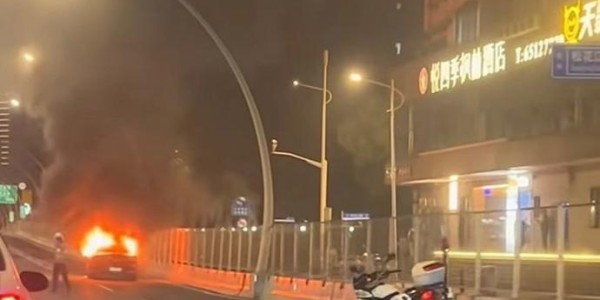 FB体育官方网站-今晚中环内圈一辆轿车起火 所幸无人伤亡